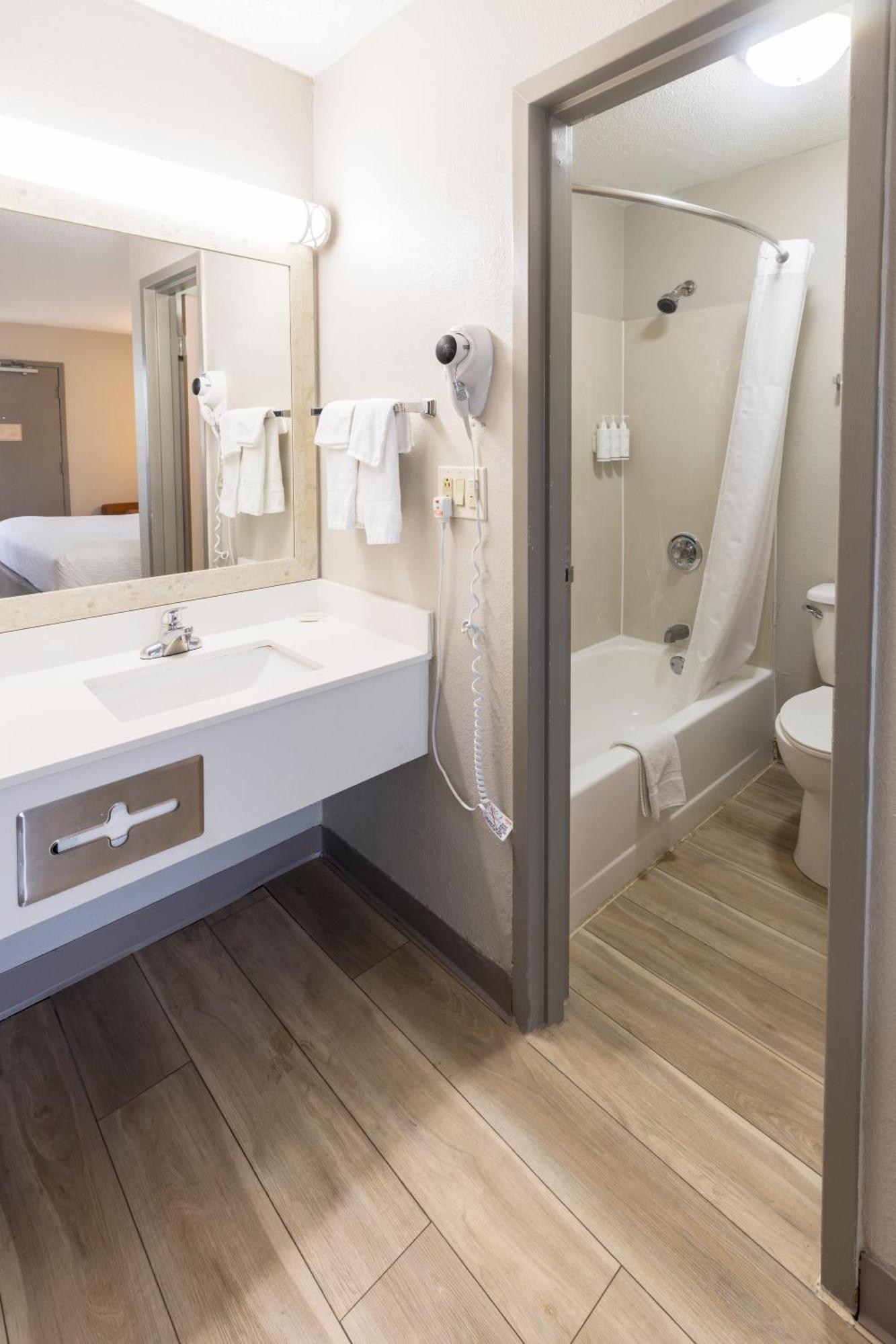 Days By Wyndham Cincinnati Area 2*